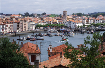 Port et ville de Saint-Jean de Luz dans le Pays Basque
