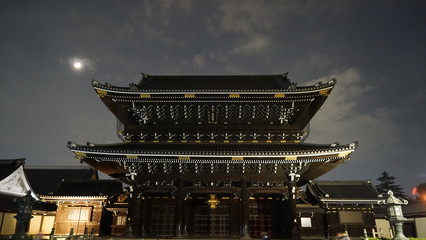 京都、夜の東本願寺前