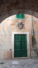 Montenegro Kotor ruelle porte voûte vert