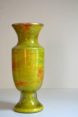 Ваза зеленого цвета на белом фоне - часть декора