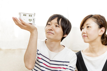 夫婦でマイホームを夢見るイメージ