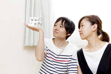 夫婦でマイホームを夢見るイメージ