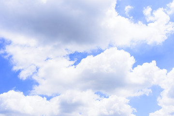 Fototapeta na wymiar White cloud with blue sky in the morning.