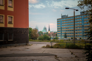 Obraz premium Hochhäuser in Erfurt vor der Skyline der Altstadt