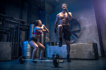 Obraz na płótnie Canvas Couple training in a gym