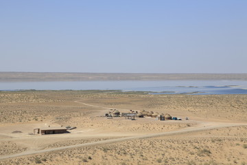 アヤズ・カラのユルタ・キャンプとアヤズ・キョル湖