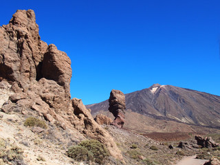 Obraz premium mountains and large rock formations in the volcanic landscape of teide national park tenerife