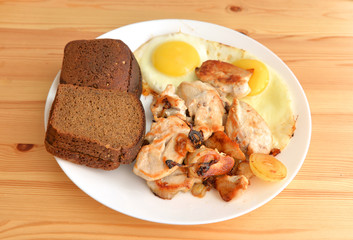 Fried chicken with fried eggs.