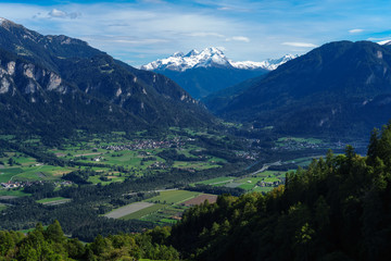 Obraz premium CH, Graubünden, Blick von Präz ins Rheintal mit Fürstenau, Scharans und Sils, dahinter die 