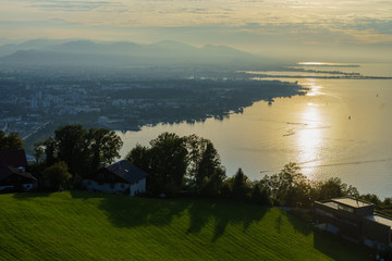 A, Vorarlberg, Bodensee, Blick vom Pfänder auf Bregenz, Rheintal, Alpstein und den Bodensee, warmes, sanftes Abendlicht im Sonnenuntergang
