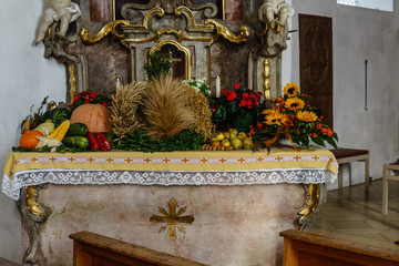 D, Bayern, Uffing, St. Agatha, Erntedankfest, Kirchenschmuck, mit Gemüse und Früchten