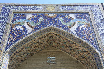 ナディール・ディヴァンベギ・マドラサのイーワーン