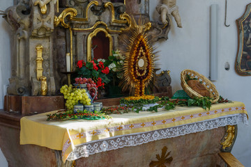 D, Bayern, Uffing, St. Agatha, Erntedankfest, Kirchenschmuck, mit Gemüse und Früchten