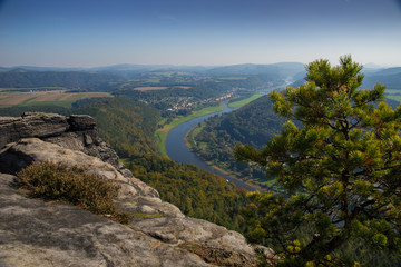 Fototapeta na wymiar sächsische schweiz deutschland dresden bad schandau wandern panorama landschaft berge