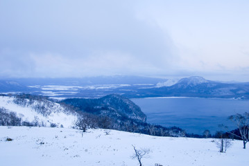 冬の道東　日没後の藻琴山から見る屈斜路湖（北海道）