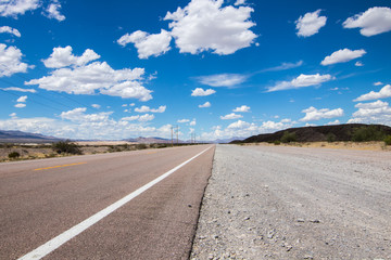 Highway mitten in der Wüste von Nevada