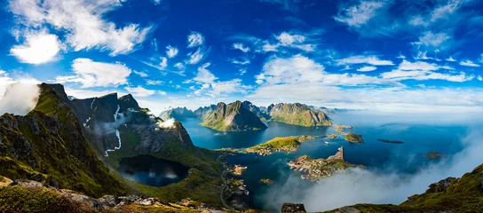 Photo sur Plexiglas Reinefjorden Les Lofoten sont un archipel du comté de Nordland, en Norvège.
