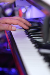 Obraz premium Playing on synthesizer keyboard