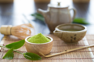 Ensemble de bol de poudre de matcha cuillère en bois et fouet feuille de thé vert Cérémonie du thé vert matcha bio