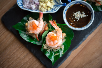 Obraz na płótnie Canvas boiled shrimp & pomelo salad wraps with Leafus leaves