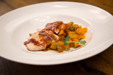Fillet of chicken with potatoes and saus