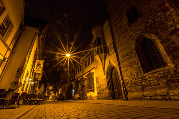 Enge Gasse in der Altstadt von Erfurt in der Nacht