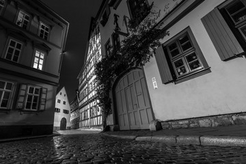 Enge Gasse in Erfurt in der Nacht (schwarzweiss) © parallel_dream