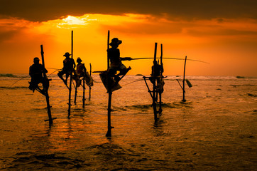 Silhouettes of the traditional fishermen - obrazy, fototapety, plakaty