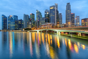 Fototapeta na wymiar MARINA BAY SANDS, SINGAPORE - May 23, 2017: Colorful Singapore City skyline on the bridge at morning Marina Bay Sands.