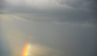 Obraz premium stormy sky with colorful rainbow