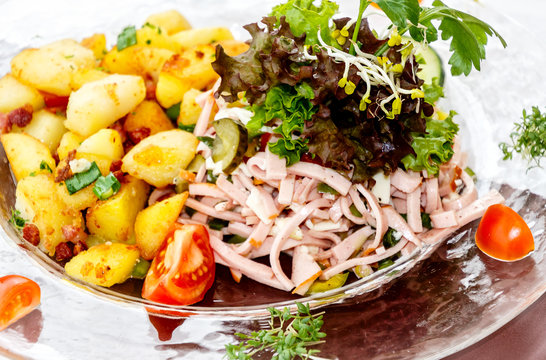 Schweizer Wurstsalat  mit Bratkartoffeln