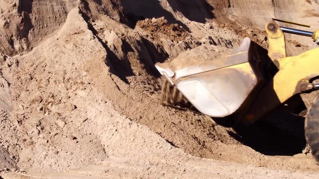 Sand loading on a sandy quarry