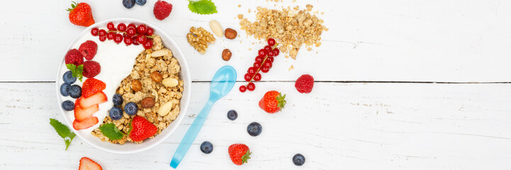Müsli Frühstück Früchte Joghurt Erdbeeren Beeren essen Schale Banner von oben