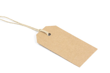 Etiqueta de cartón color marrón anudada con cuerda