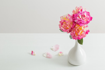 Obraz na płótnie Canvas pink roses in vase on white background