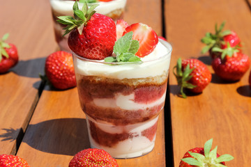 strawberry cake (trifle)