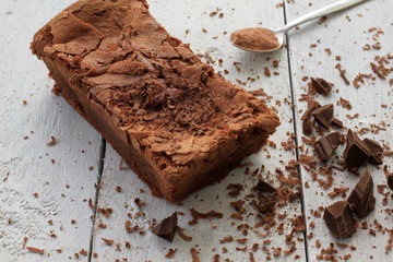 Hausgemachter Schokoladenkuchen mit Schokoraspeln
