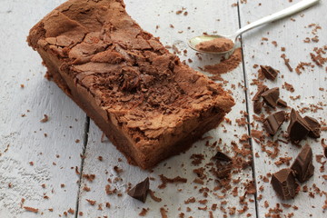 Hausgemachter Schokoladenkuchen mit Schokoraspeln