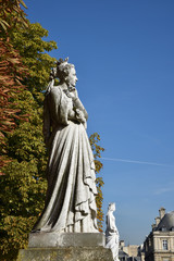 Obraz premium Statue de Marguerite d'Angoulême au jardin du Luxembourg à Paris, France