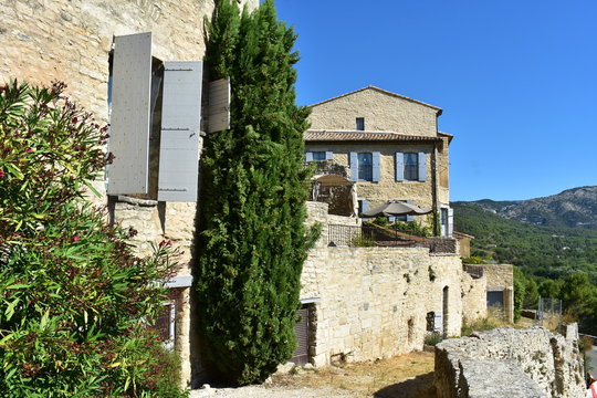 VILLAGE MEDIEVAL CRILLON LE BRAVE