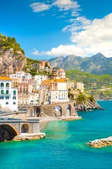 Foto op Plexiglas Ochtendmening van stadsbeeld van Amalfi aan de kustlijn van de Middellandse Zee, Italië © proslgn