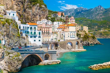Poster Ochtend uitzicht op Amalfi stadsgezicht aan de kustlijn van de Middellandse Zee, Italië © proslgn