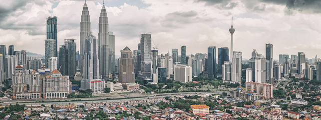 Obraz premium Panoramiczny widok na panoramę Kuala Lumpur z Petronas Twin Towers i innymi budynkami korporacyjnymi