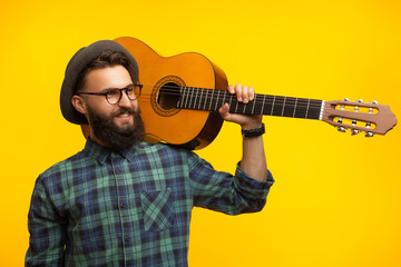 Obraz premium Stylish man with guitar in studio