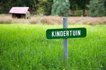 Kindertuin, Kindergr&auml;ber, Hinweisschild
