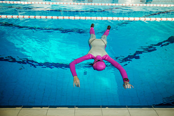 freediving in the pool, static apnea dive 
