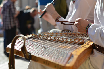 play on dulcimer and pipe on street