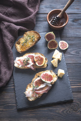 Toasts with bacon and figs