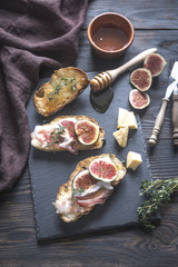 Toasts with bacon and figs