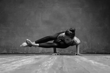 Stoff pro Meter Junge Frau, die Yoga im Studio praktiziert © Alexander Y